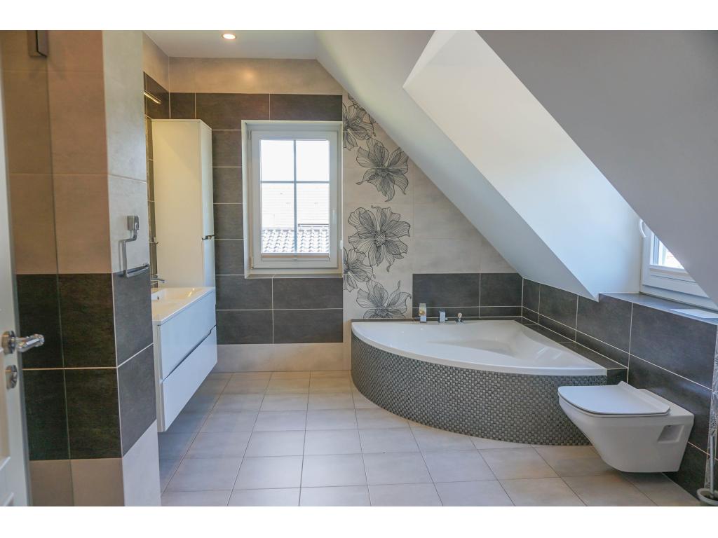 Vollbad im DG mit Wanne und Dusche