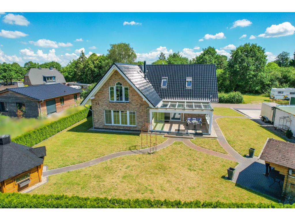 Sonniger Garten mit 2 Hütten