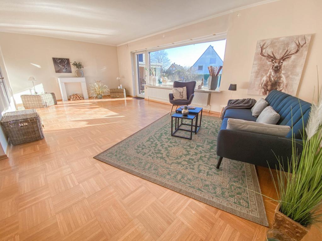 Wohnzimmer mit großer Fensterfront...