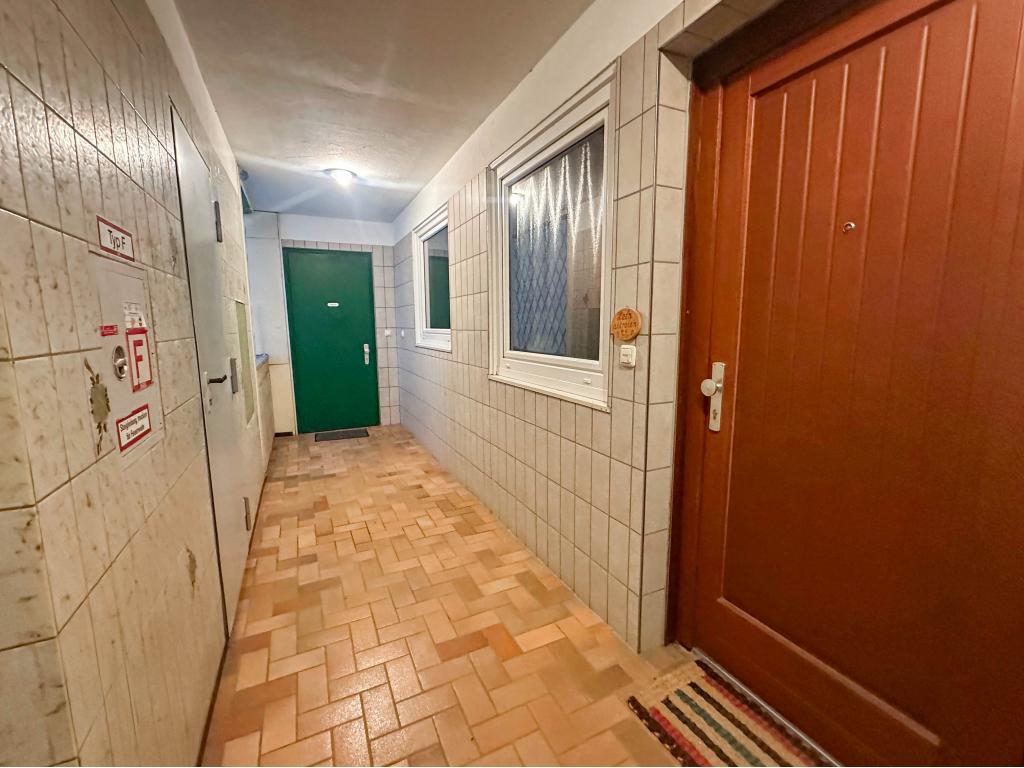 3 Zimmer Wohnung: Gang zur Wohnungseingangstür