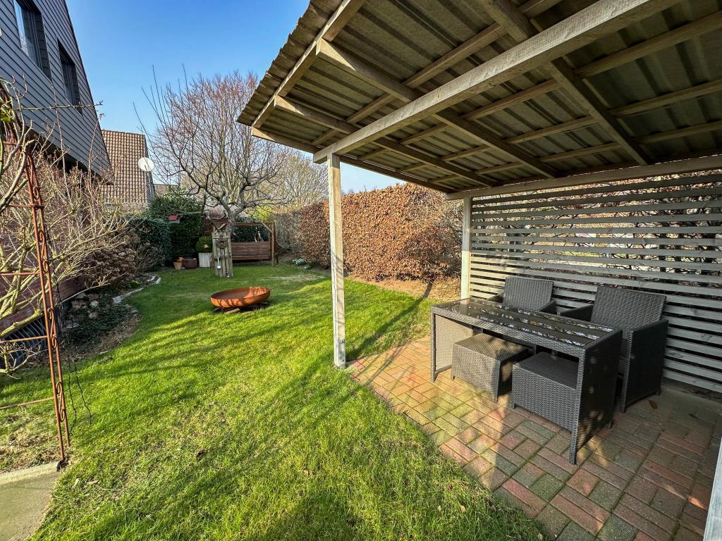 Einfamilienhaus: überdachte Terrasse mit Grillecke