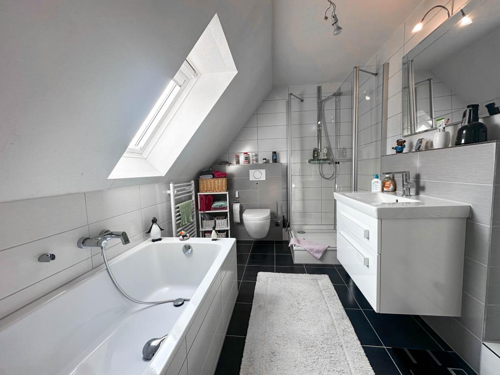 Einfamilienhaus: Badezimmer im DG