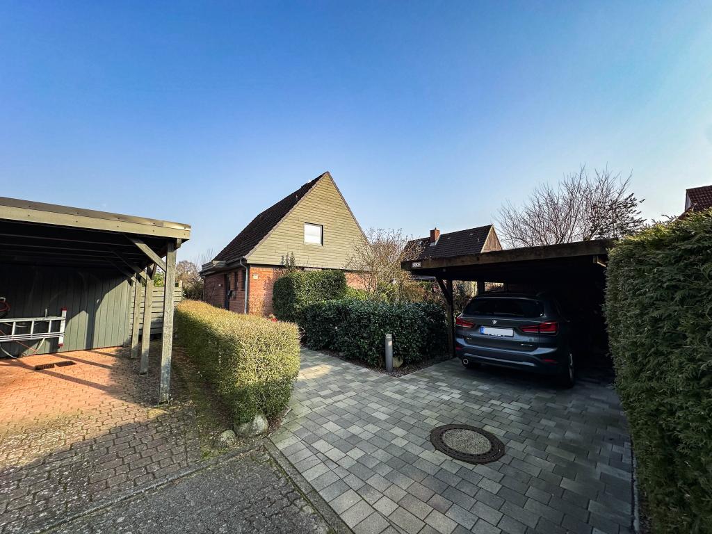 Einfamilienhaus: Auffahrt zum Haus mit Carport