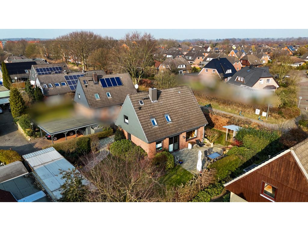 Einfamilienhaus: Rückansicht des Hauses mit Garten