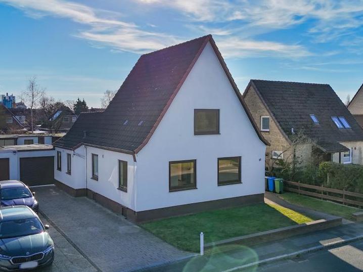 Einfamilienhaus: Frontansicht mit Garage