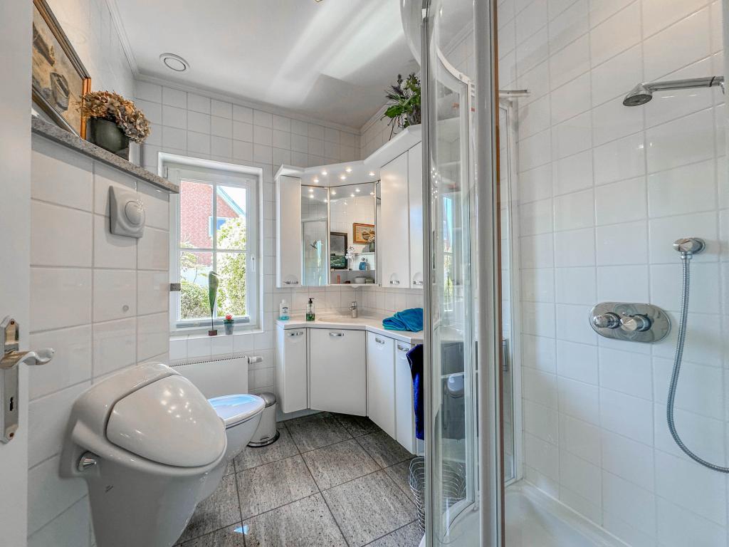 Einfamilienhaus: Badezimmer 1 mit Dusche