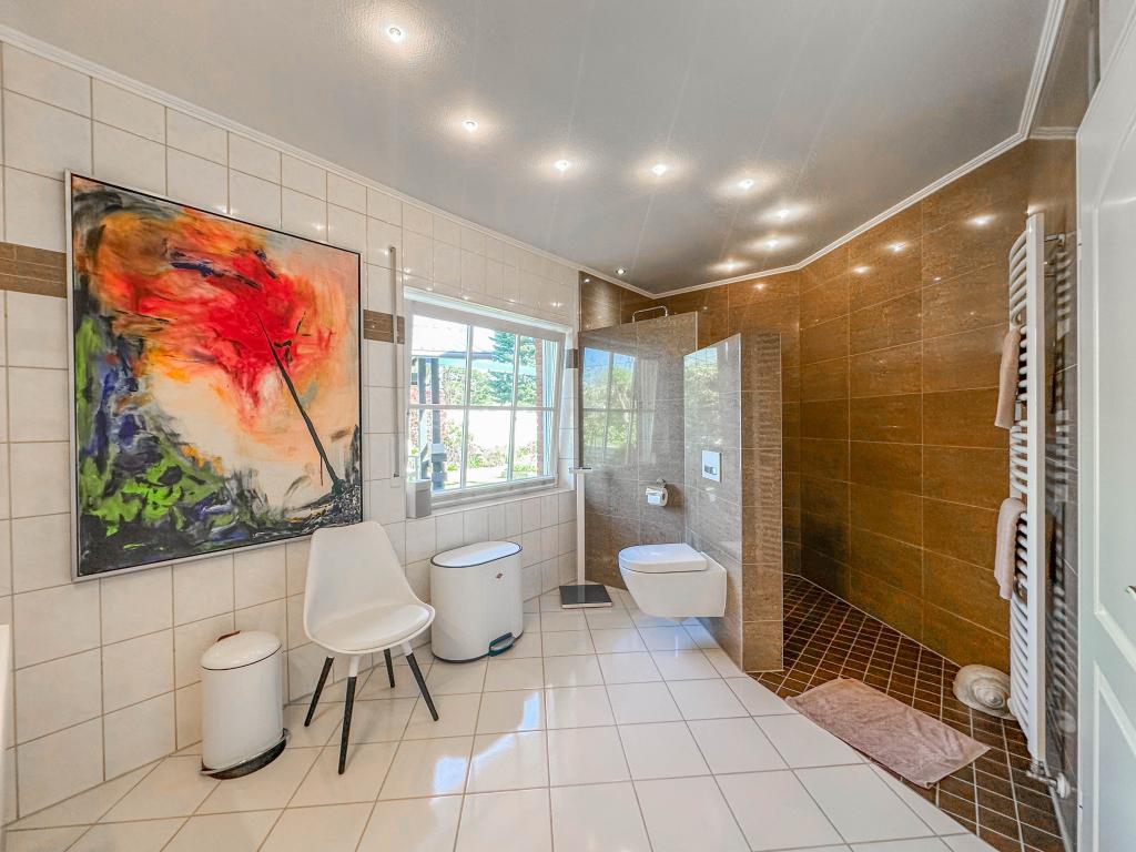 Einfamilienhaus: Badezimmer 2 mit barrierefreier Dusche