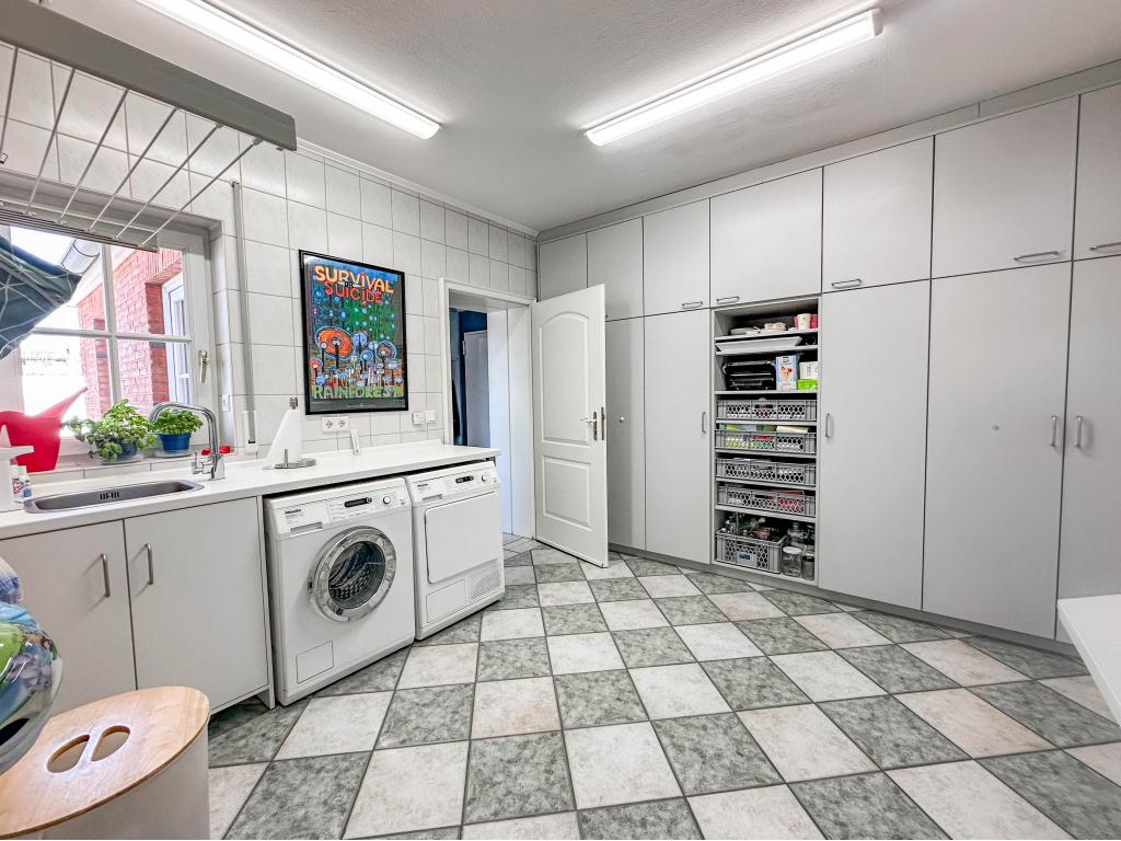 Einfamilienhaus: HWR mit Zugang zur Garage