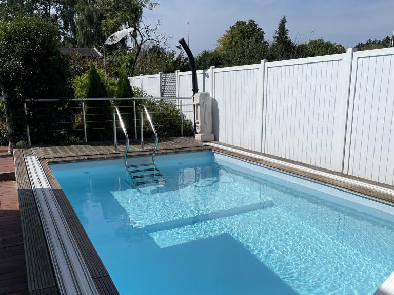 Einfamilienhaus: Pool im Garten mit möglicher Überdachung