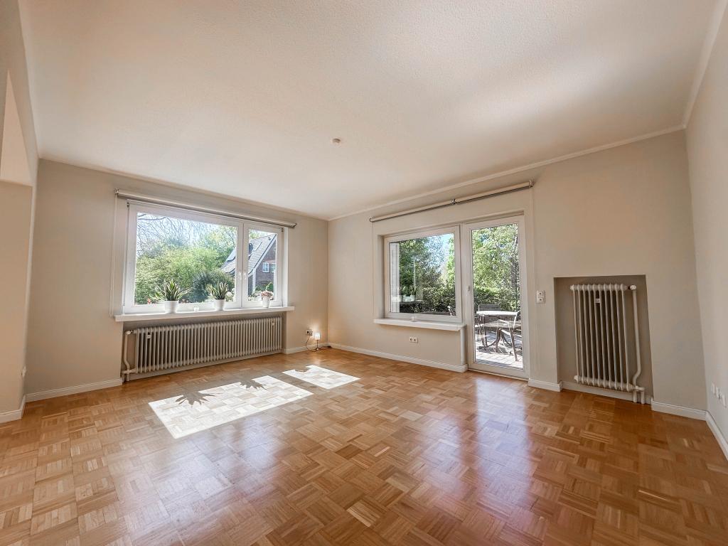 Einfamilienhaus: Wohn- und Esszimmer mit Zugang