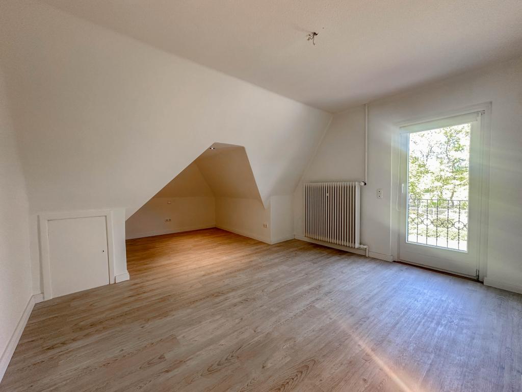 Einfamilienhaus: Schlafzimmer 3 mit Zugang zum Balkon