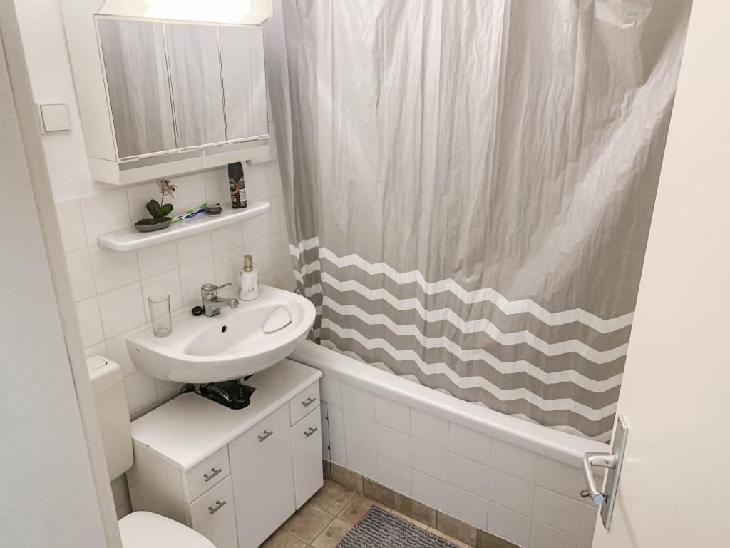 1 Zimmer Wohnung: Wannenbadezimmer