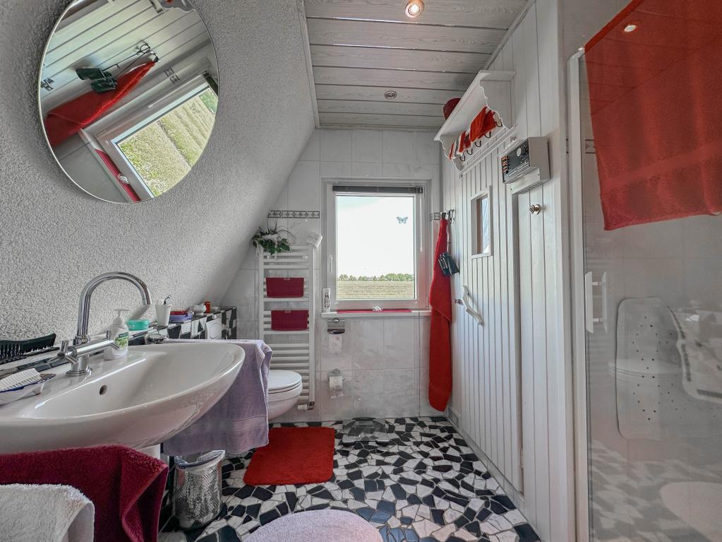 Einfamilienhaus: Badezimmer mit Sitzsauna im DG