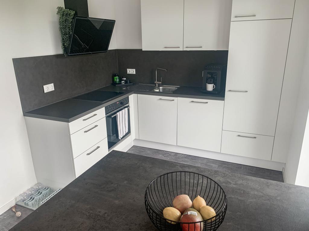 2 Zimmer Wohnung: Küche mit Einbauküche
