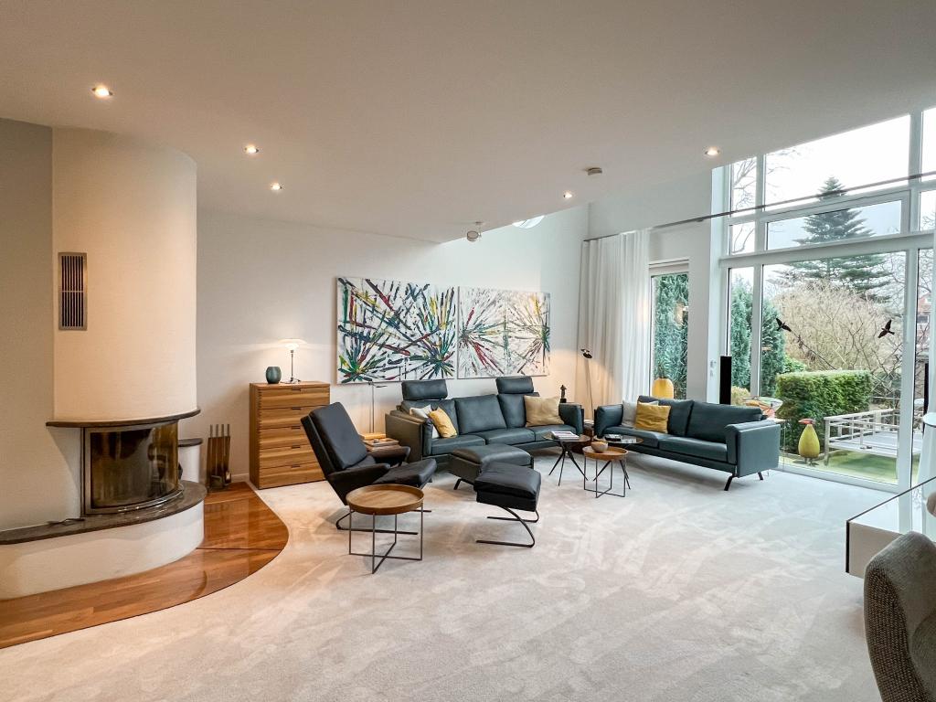 Villa: lichtdurchfluteter Wohnbereich