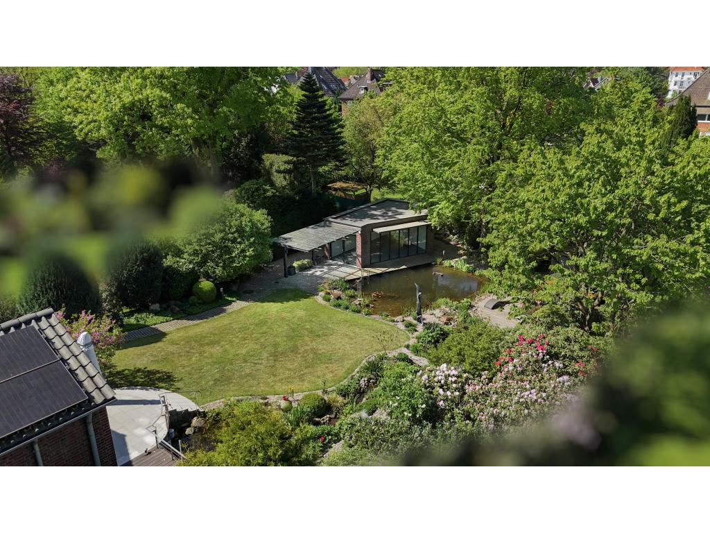 Villa: eingewachsener Garten mit Pavillon