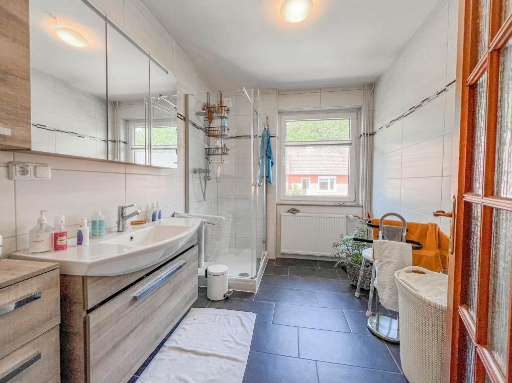 Reihenhaus: Badezimmer mit Dusche