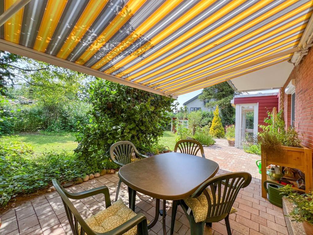 Reihenhaus: Terrasse mit Markise