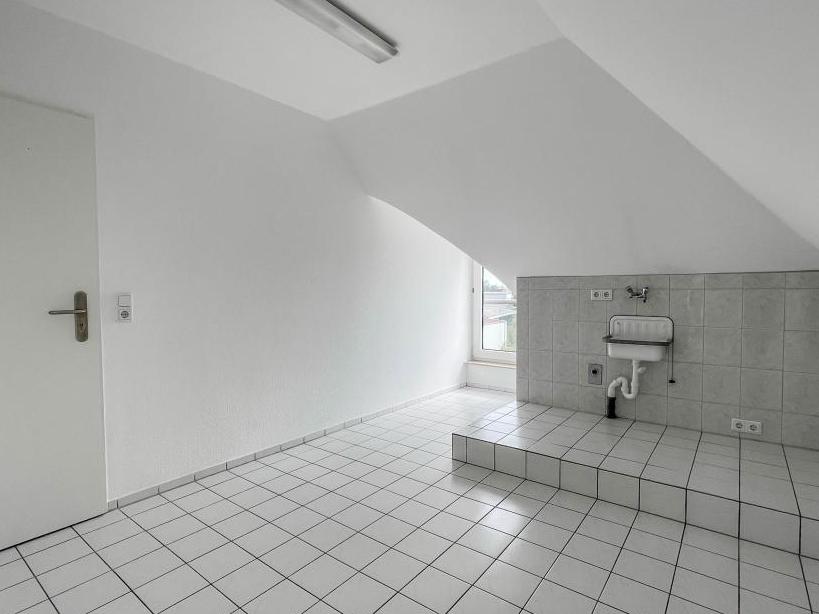 5 Zimmer Wohnung: großer Abstell - und Waschraum