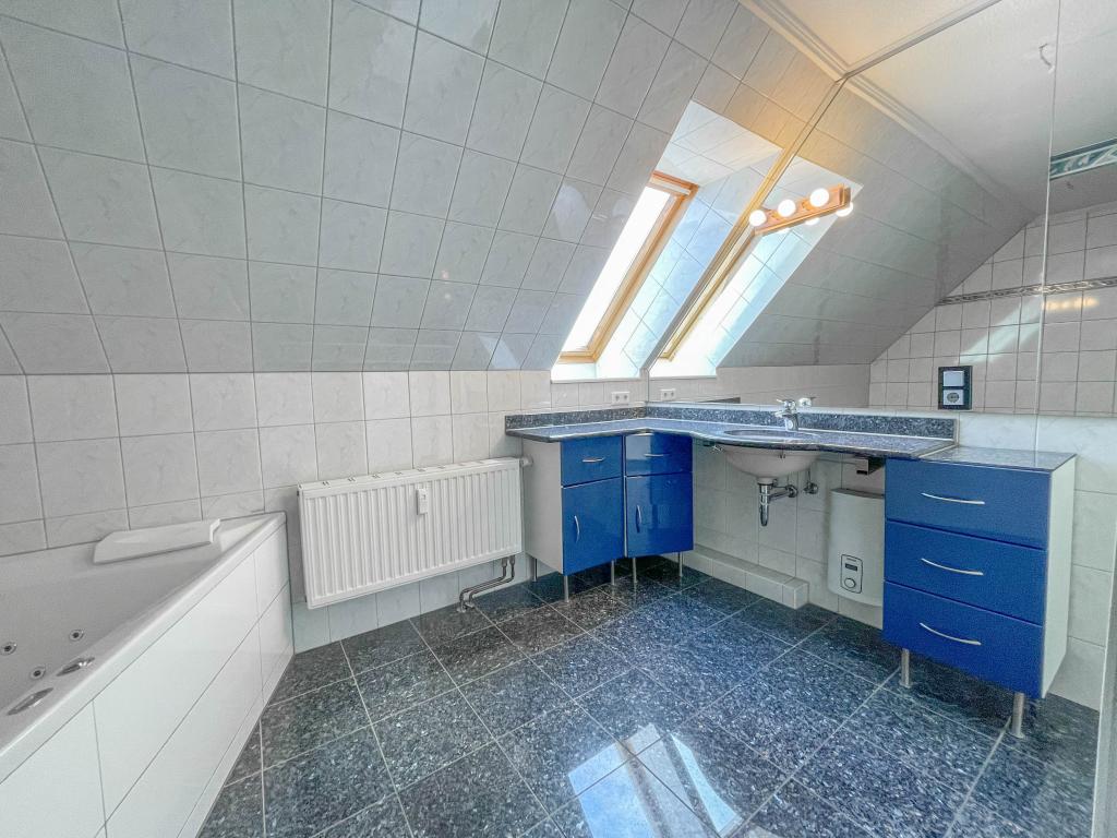 5 Zimmer Wohnung: Vollbad