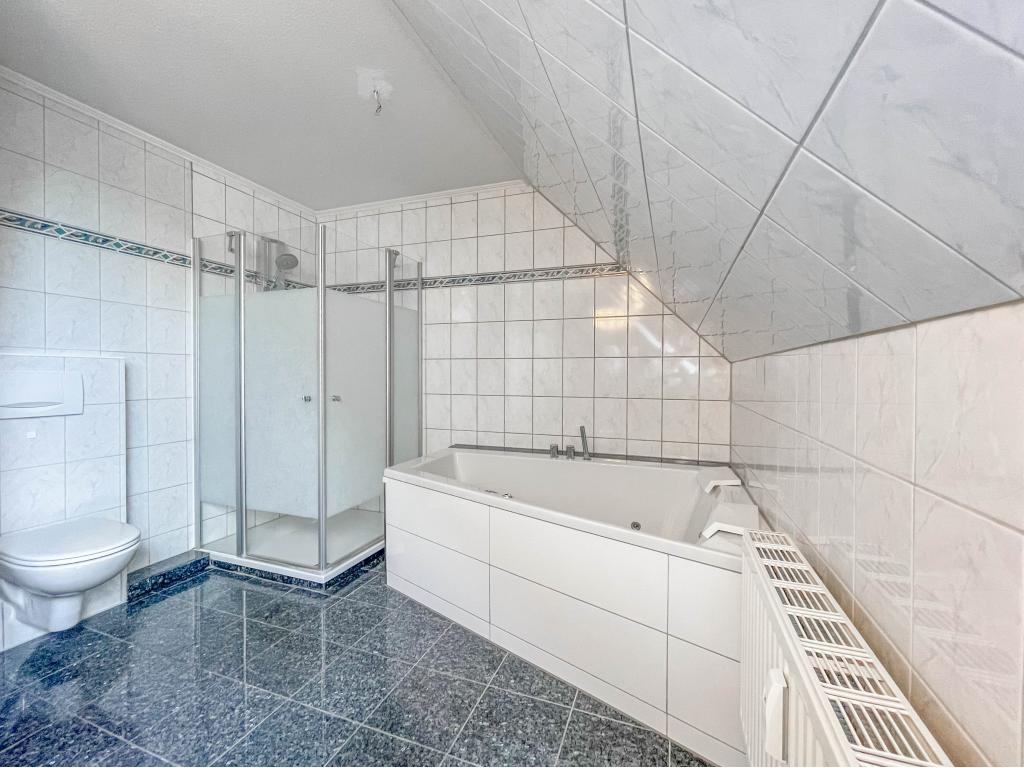 5 Zimmer Wohnung: Vollbad
