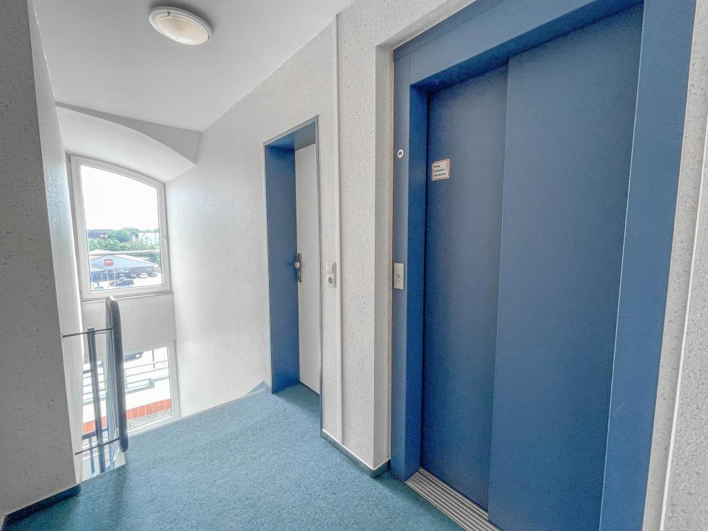 5 Zimmer Wohnung: Fahrstuhl ins DG