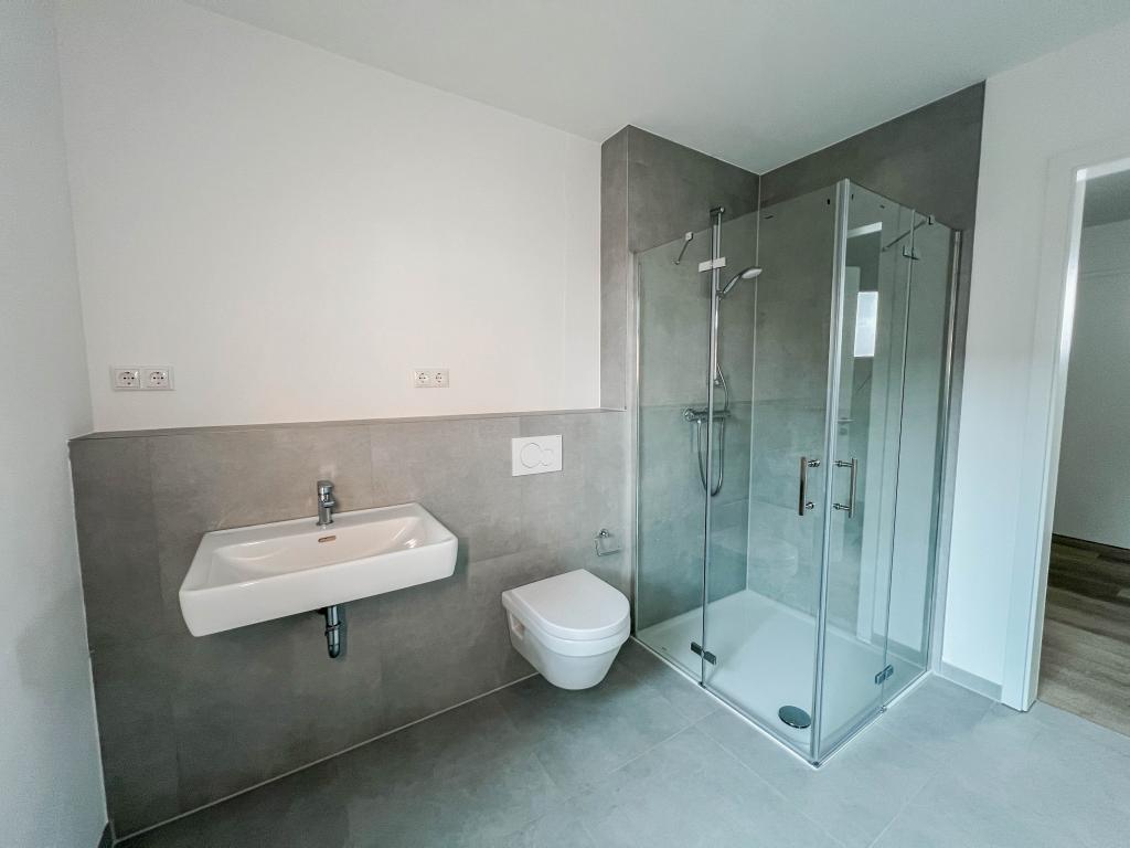 Mehrfamilienhaus: Badezimmer mit Dusche (Beispiel)