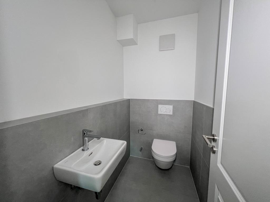 Mehrfamilienhaus: Gäste-WC (Beispiel)