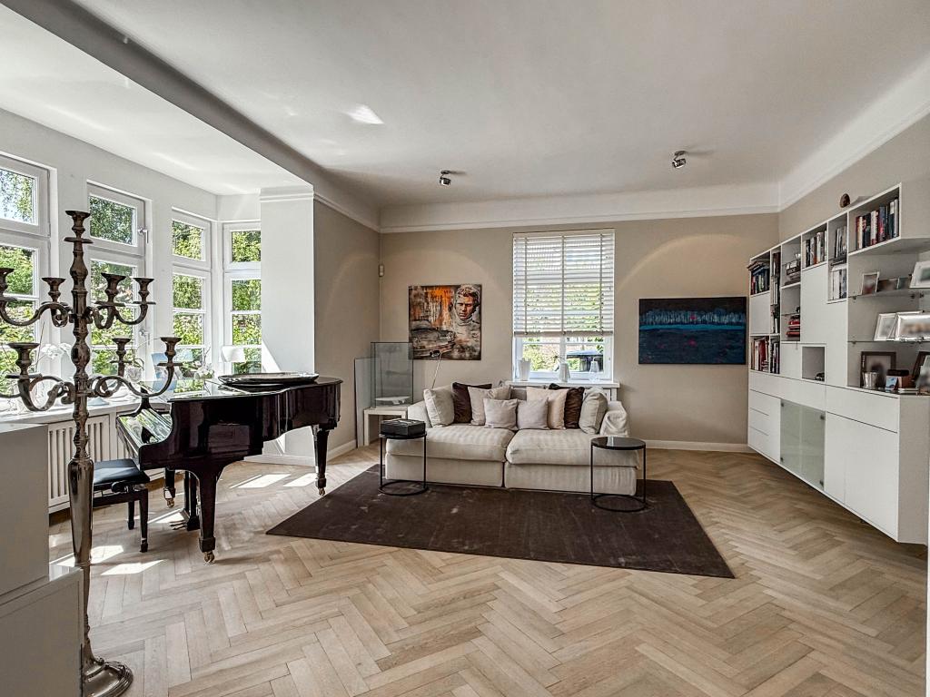 Villa: Wohnzimmer I mit Fischgr&auml;tparkett