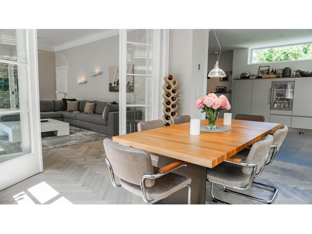 Villa: Essbereich im Wintergarten