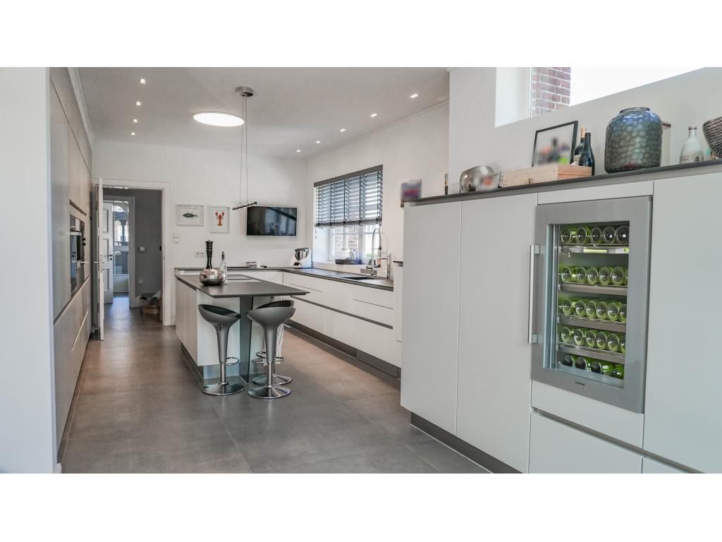 Villa: K&uuml;che mit Weink&uuml;hler