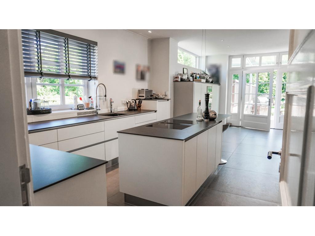 Villa: K&uuml;che im Erdgeschoss