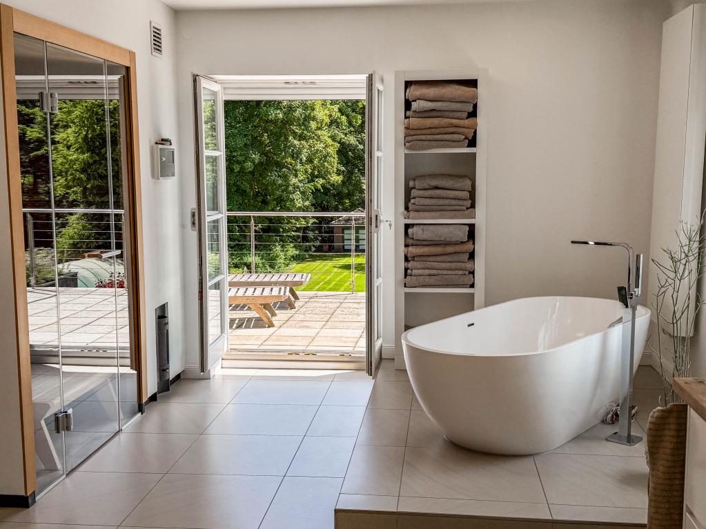 Villa: freistehende Wanne + Ausgang zum Balkon