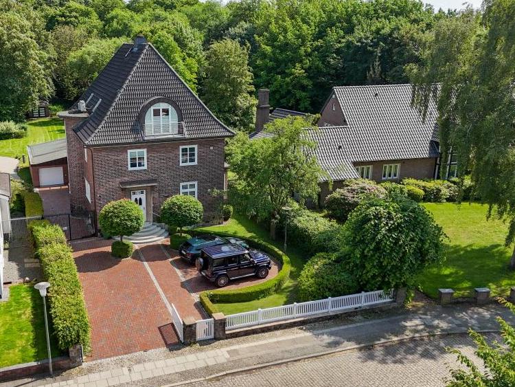 Villa: Stra&szlig;enansicht der Villa