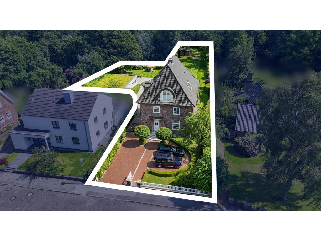 Villa: Stra&szlig;enansicht mit Grundst&uuml;ck