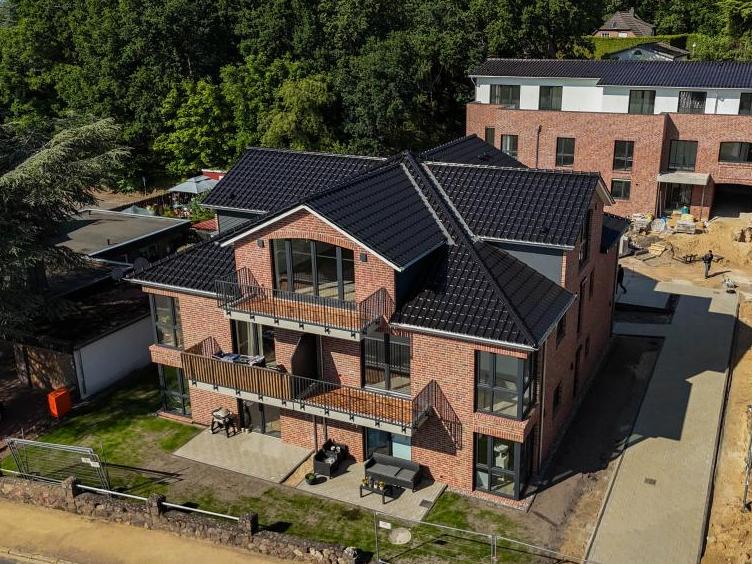 Mehrfamilienhaus: identisches Nachbarhaus