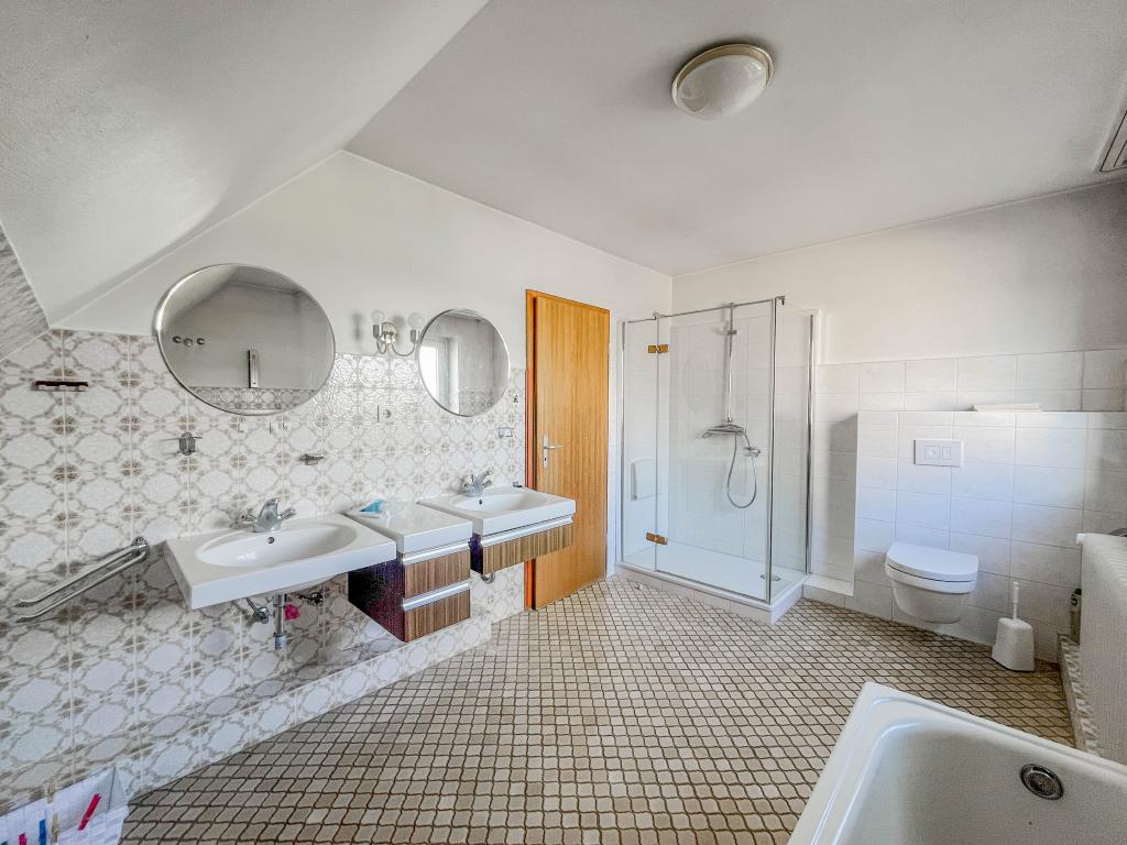 Einfamilienhaus: Badezimmer im DG