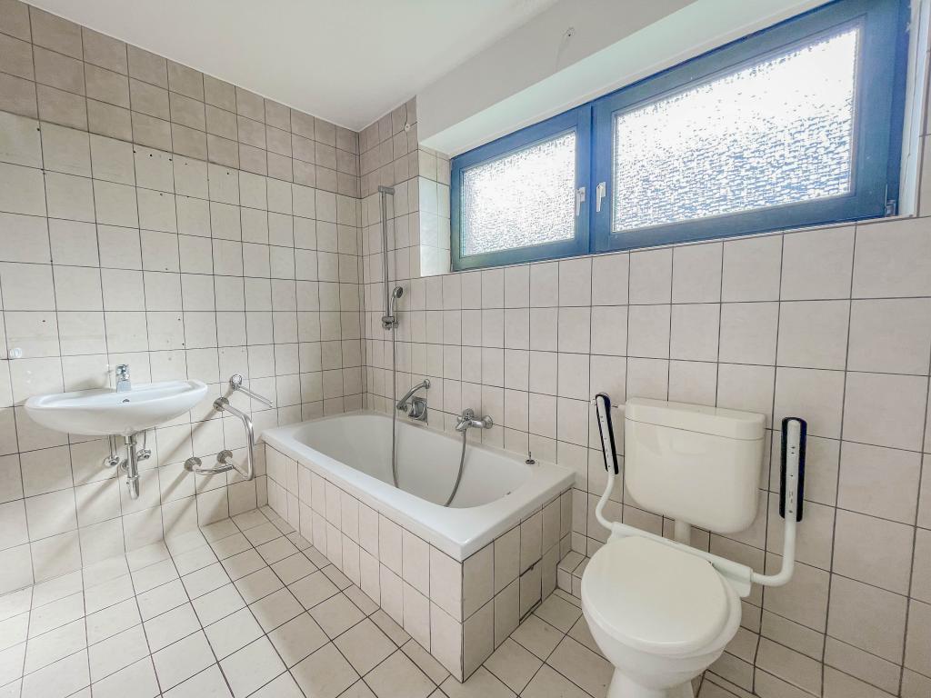 3 Zimmer Wohnung: Badezimmer 1