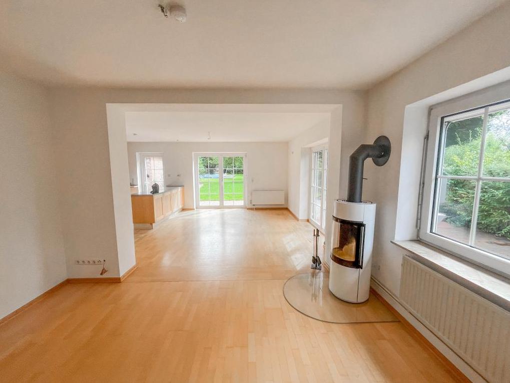 Einfamilienhaus: gro&szlig;z&uuml;giger Wohn- und Essbereich