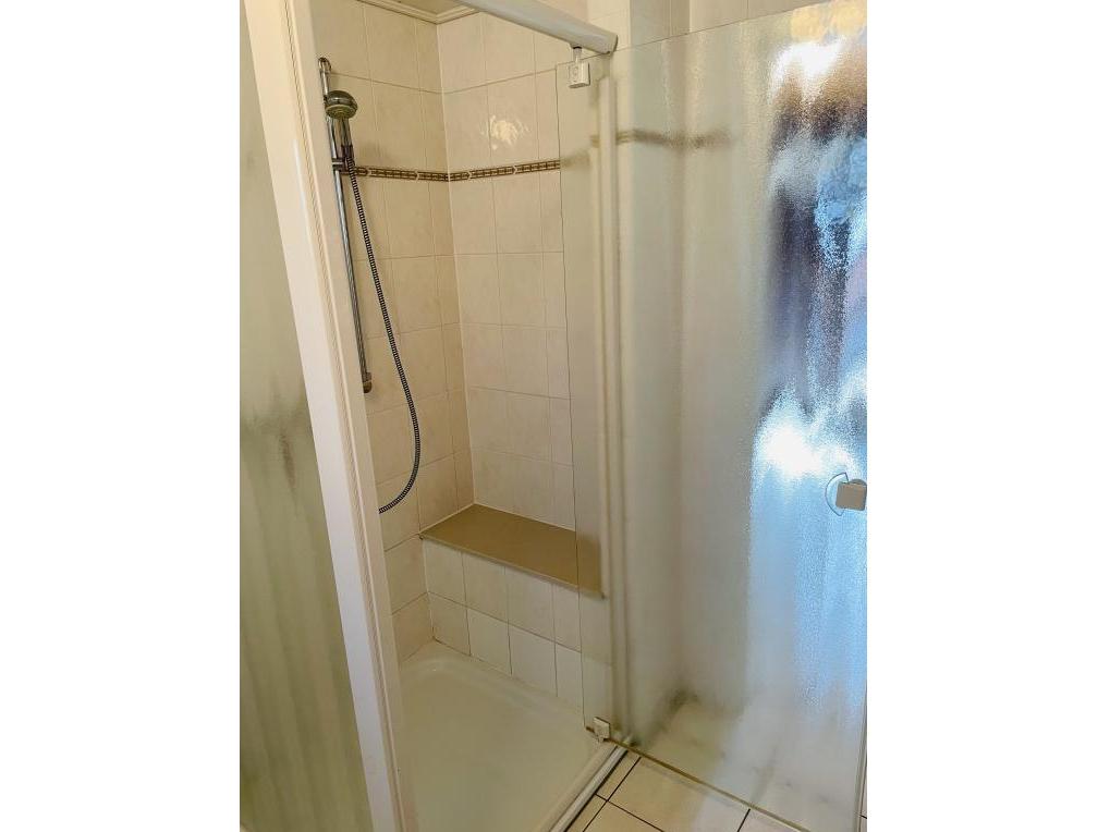 Einfamilienhaus: Dusche mit Sitzmöglichkeit