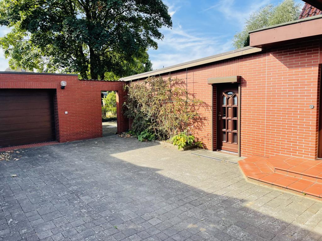 Einfamilienhaus: Hauseingang + Garage