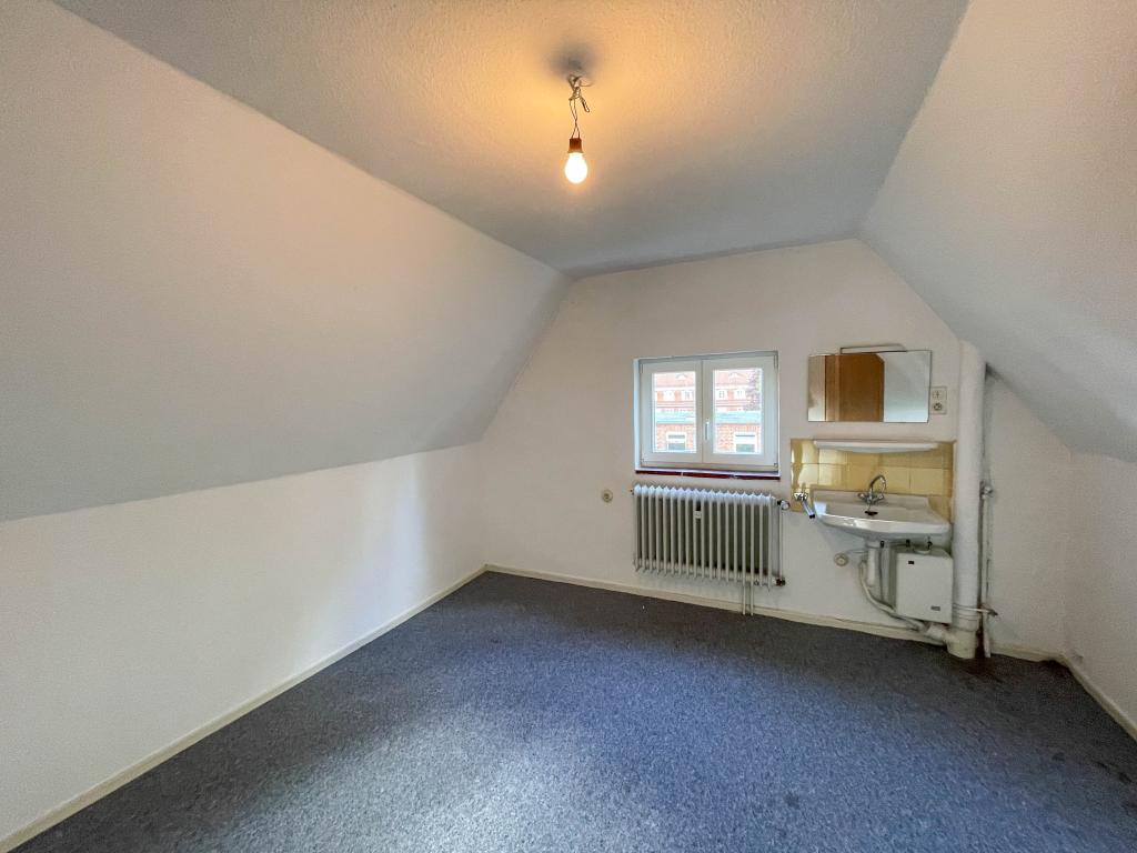 Doppelhaushälfte: Raum im Spitzboden