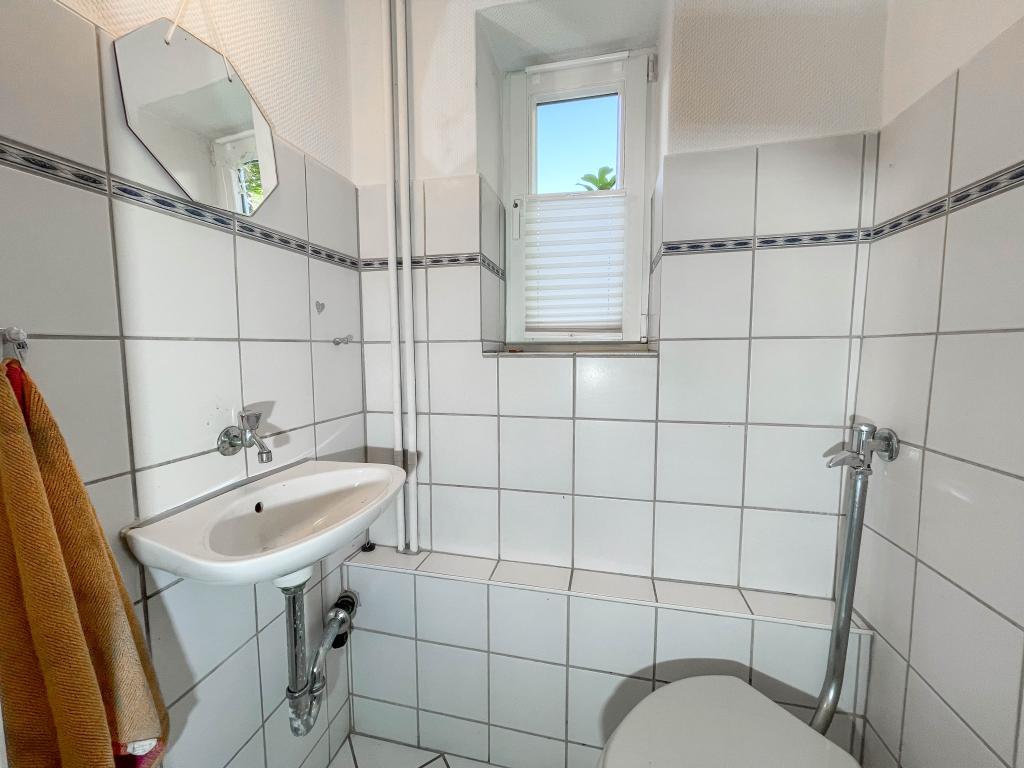 Doppelhaushälfte: Gäste-WC