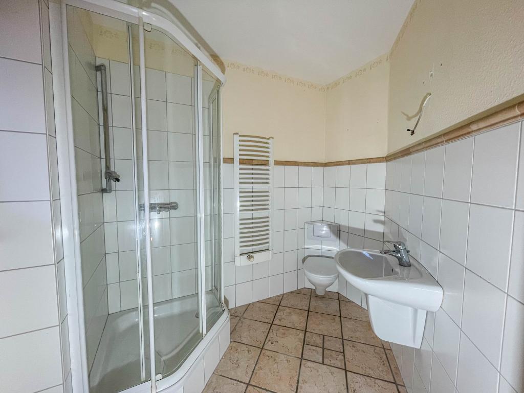 Doppelhaushälfte: Badezimmer im EG