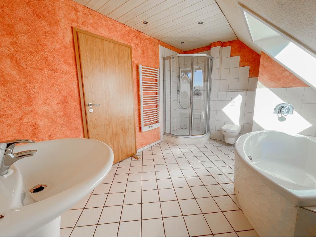 Doppelhaushälfte: Badezimmer im OG