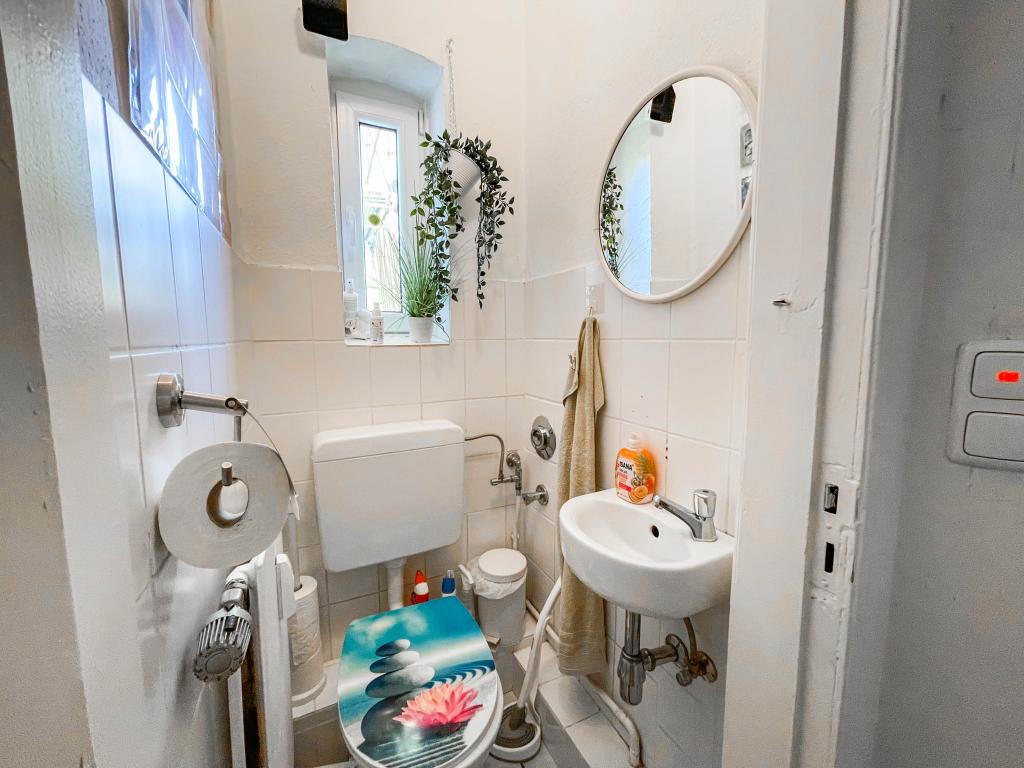 Mehrfamilienhaus: WC - Wohnung 1. OG