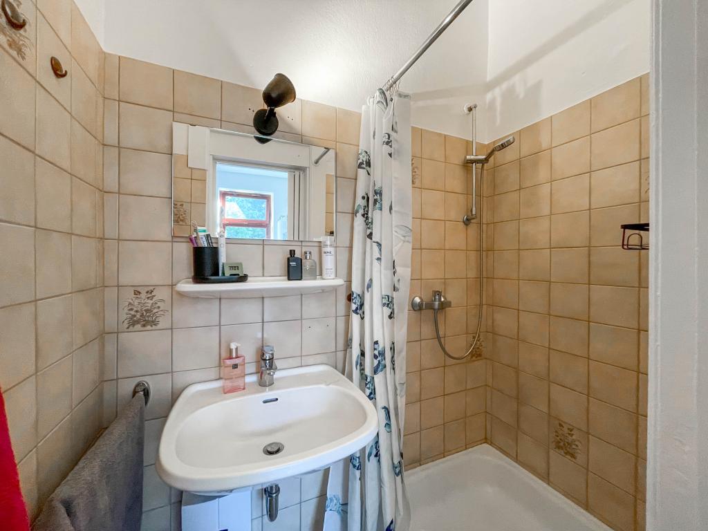 Mehrfamilienhaus: Dusche - Wohnung 2.OG