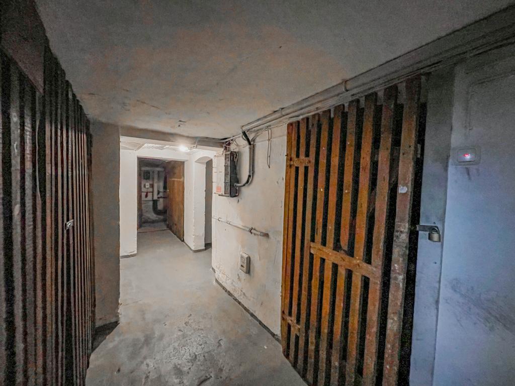 Mehrfamilienhaus: Keller