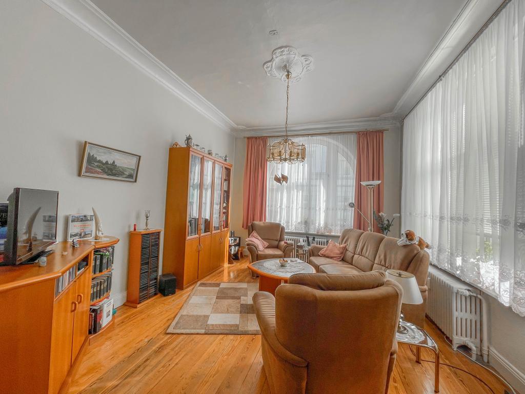 Mehrfamilienhaus: Wohnzimmer - Wohnung EG