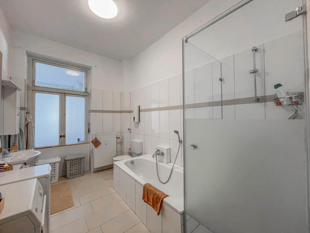 Mehrfamilienhaus: Badezimmer - Wohnung EG